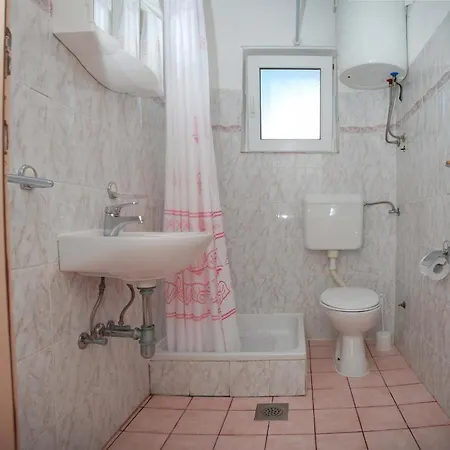 Apartamento Kraj, Tratica *
